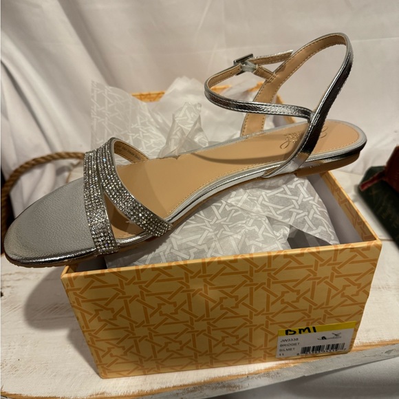 Badgley Mischka flat sandal silver - Picture 1 of 4